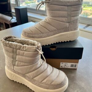 UGG Women's Winter Boots in Light Gray
